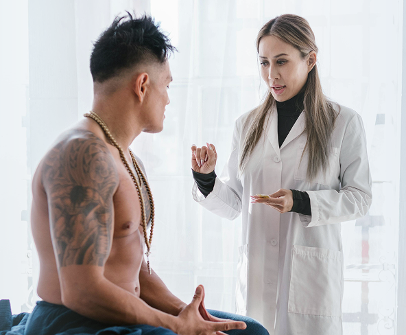 A doctor explaining to a patient the results of an exam.